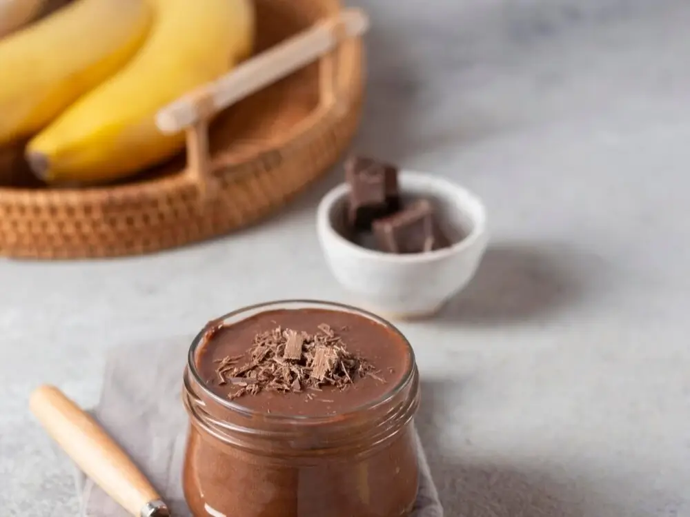 Ingredientes para fazer bolo saudável de micro-ondas, banana, ovo, chocolate, cacau em pó