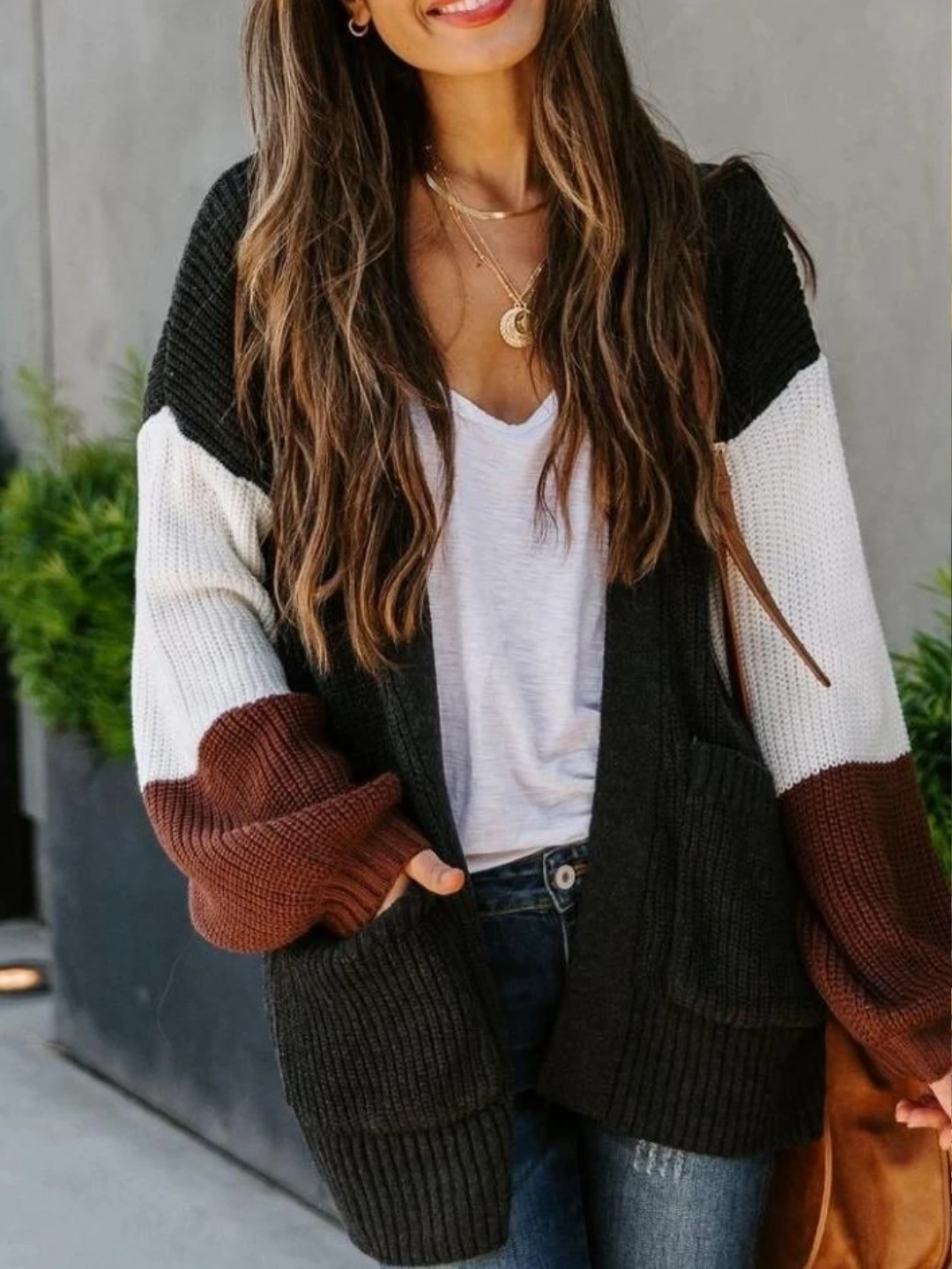 Mulher usando roupas de inverno, acompanhando a moda em 2025.