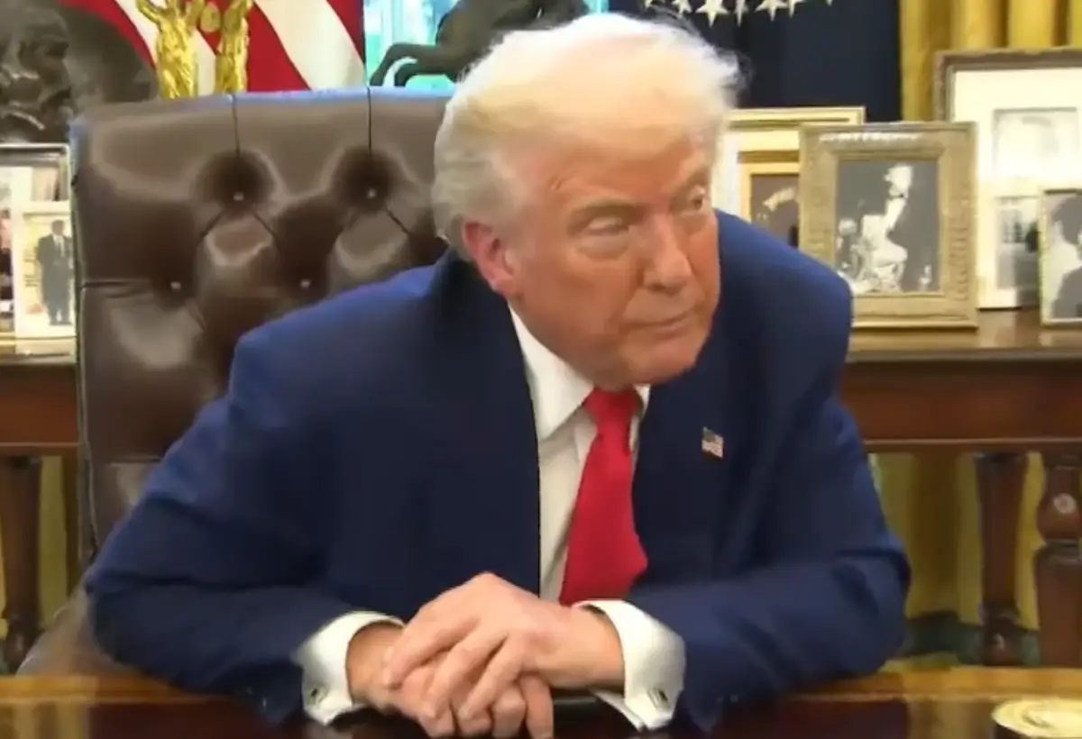Presidente dos estados unidos, Donald Trump em conselho americano, discutindo tarifas e decisões internacionais. Taxações que chegam até 50% no Brasil, o tarifaço de Trump no supermercado e seus alertas.